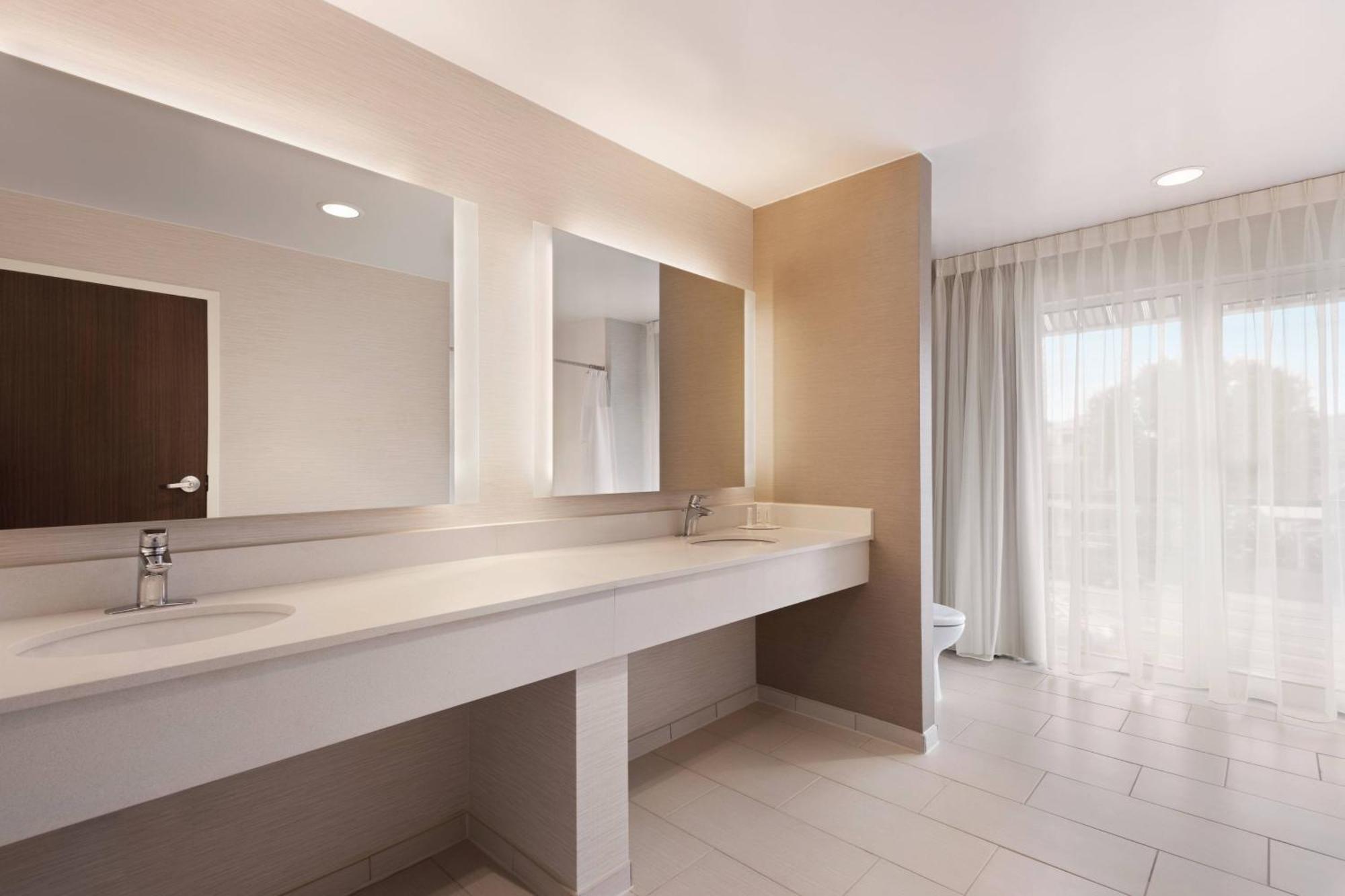 Fairfield Inn & Suites By Marriott Charlottesville Downtown/University Area מראה חיצוני תמונה